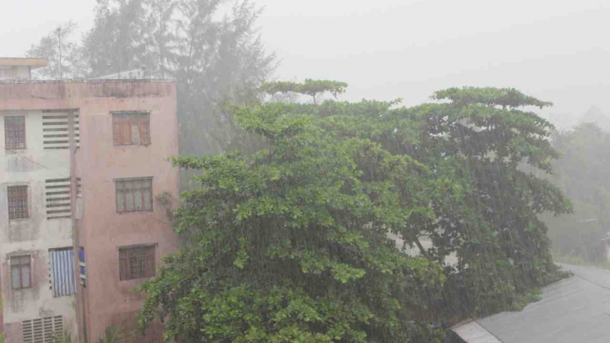 Mưa trái mùa giải tỏa nắng nóng cho người dân Cần Thơ