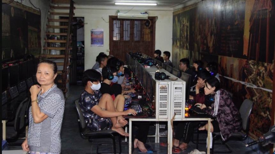 Nóng 24h: Bất chấp yêu cầu đóng cửa, cơ sở game online vẫn đón khách