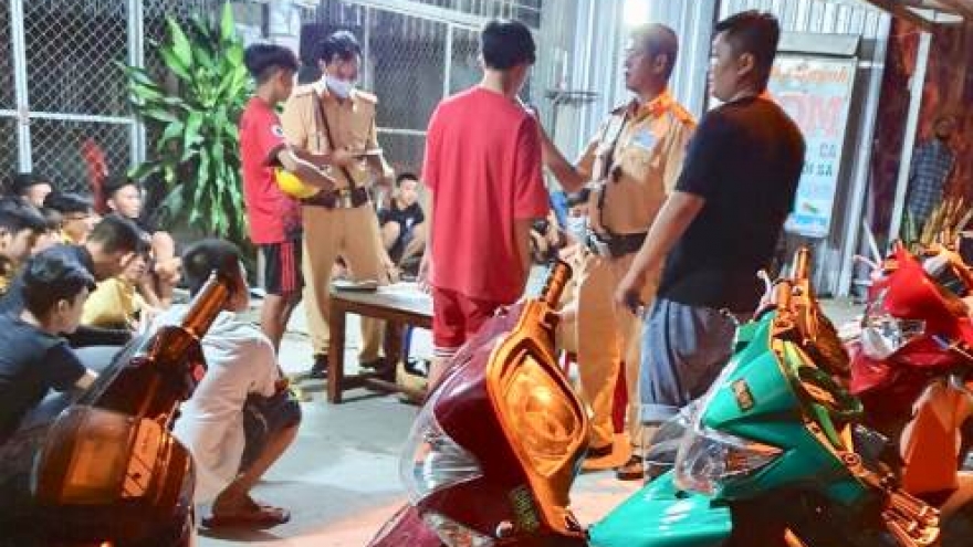 Nóng 24h: Hàng chục đối tượng tụ tập đua xe, nhiều đối tượng dương tính ma túy