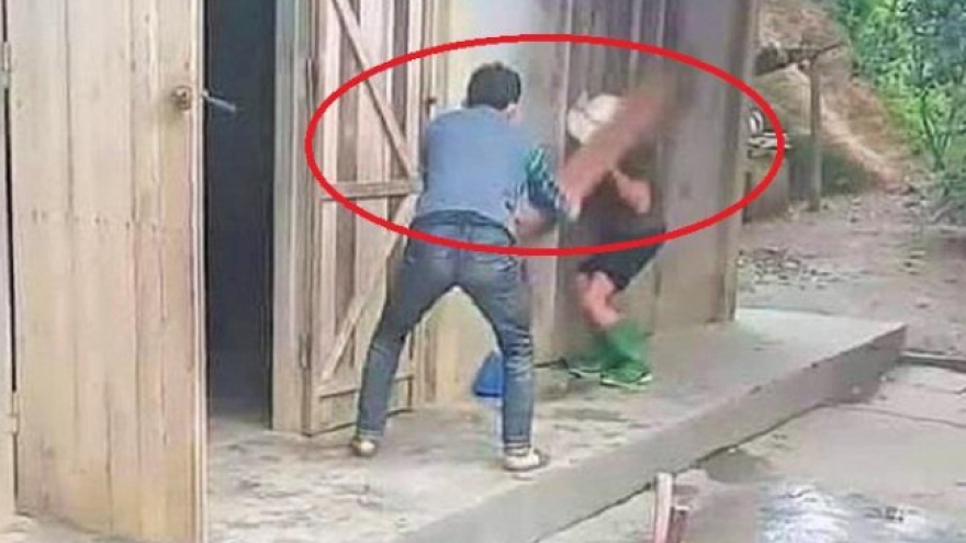 Nghịch tử đánh mẹ già: Xử lý cả người đánh lẫn người quay clip