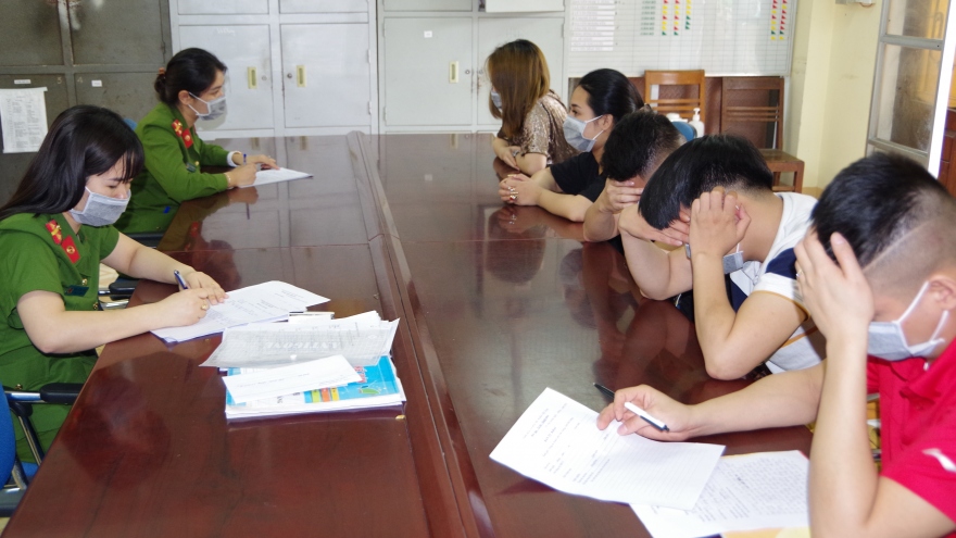 Bắt quả tang “nam thanh nữ tú” sử dụng ma túy tập thể