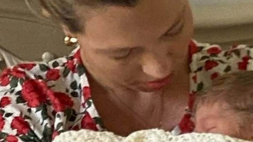 Thủ tướng Anh lấy tên 2 bác sĩ chữa trị Covid-19 đặt cho con trai