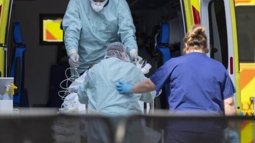 Anh lập chế độ cảnh báo 5 cấp nhưng chưa gỡ phong toả