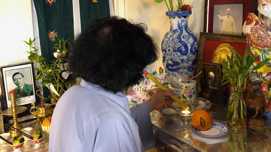 Bức chân dung khảm trai đặc biệt trên ban thờ Bác Hồ tại Marseille