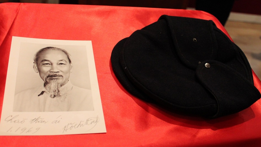 Chiếc mũ len, bức tranh dán giấy và tình cảm của người Pháp với Bác Hồ