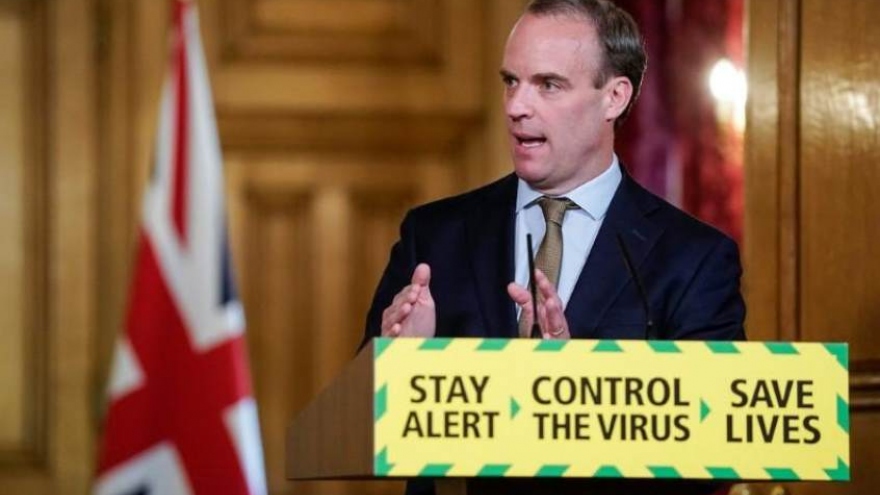 Ngoại trưởng Anh bênh vực quyết định thận trọng nới lỏng lệnh phong tỏa