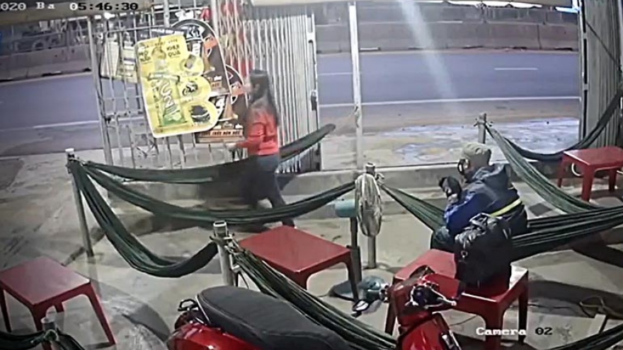 Chị em chủ quán cà phê ở Phan Thiết bất ngờ bị khách lạ tấn công