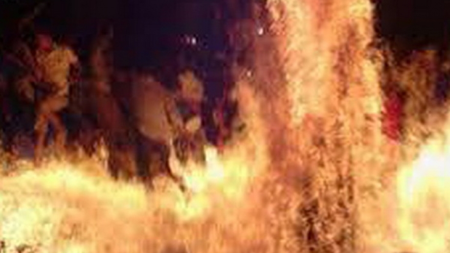 Con tưới xăng đốt cả nhà khiến 1 người chết, 3 người bỏng nặng