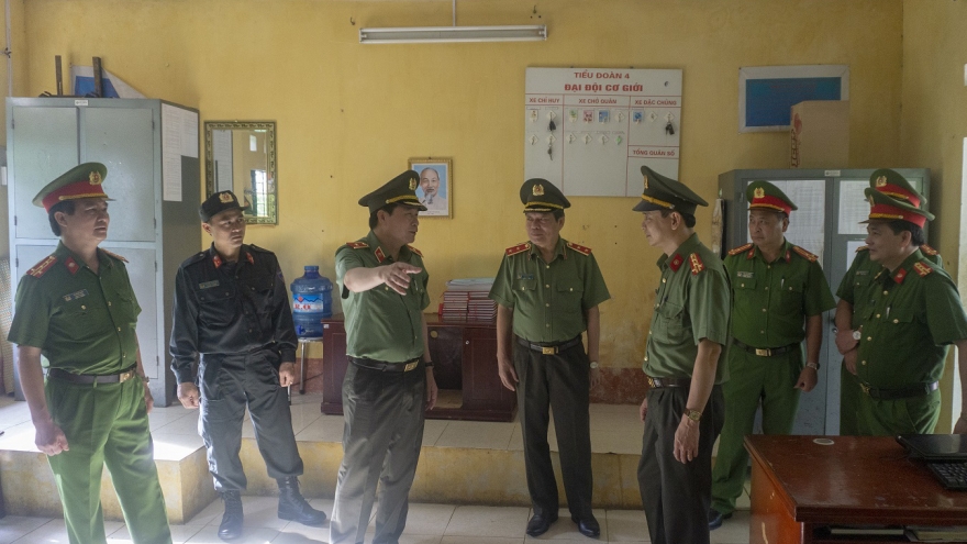 Thứ trưởng Lê Quốc Hùng kiểm tra Tiểu đoàn Cảnh sát cơ động số 4