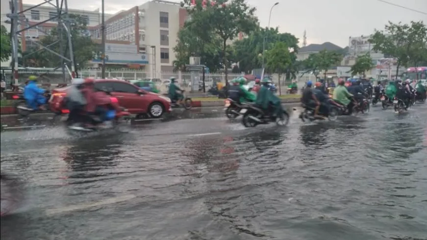 Ngập lụt, kẹt xe do mưa lớn kéo dài ở TPHCM