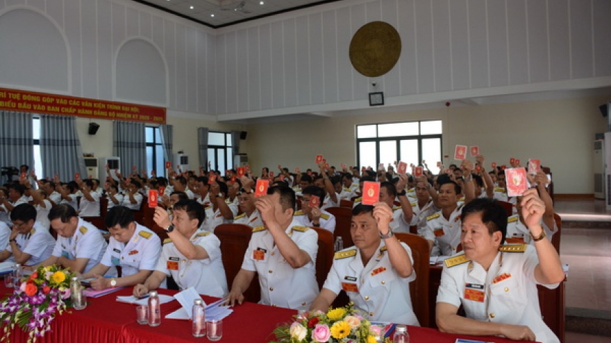 Vùng 3 Hải quân tìm kiếm, cứu nạn hàng trăm ngư dân gặp nạn trên biển