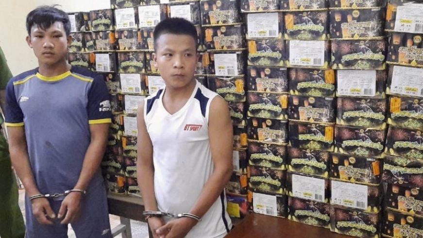 Nam thanh niên bị bắt khi đang giao dịch gần 2 tạ pháo với khách