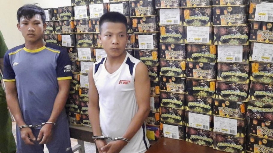 Nam thanh niên bị bắt khi đang giao dịch gần 2 tạ pháo với khách