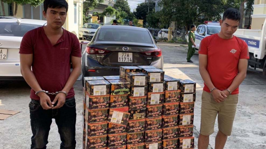 Mang 2 ô tô đi vận chuyển gần 4 tạ pháo