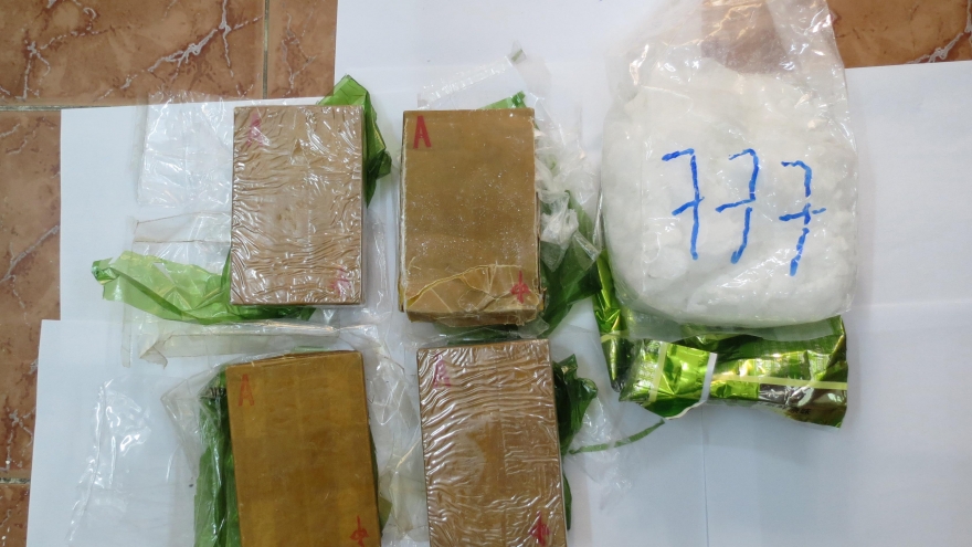 Rủ nhau sang Campuchia vận chuyển thuê ma túy về Việt Nam