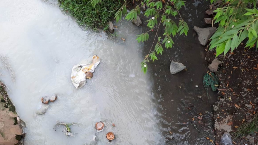 Tìm ra thủ phạm xả thải gây ô nhiễm suối Sọ ở Bình Dương