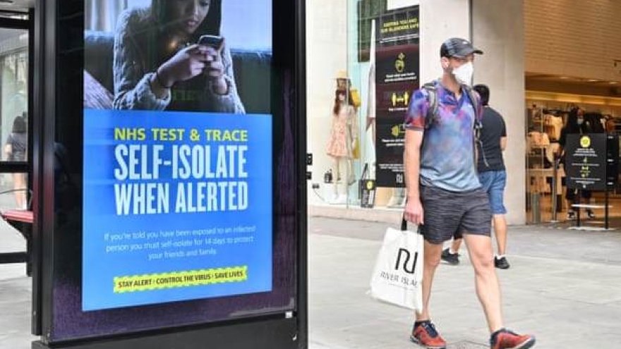 Thủ tướng Anh ví phong toả Covid-19 như “răn đe hạt nhân”