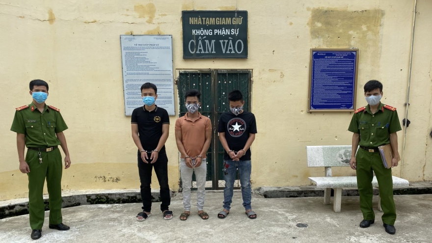 Mang hung khí đi giải quyết nợ nần, 3 đối tượng bị tạm giam