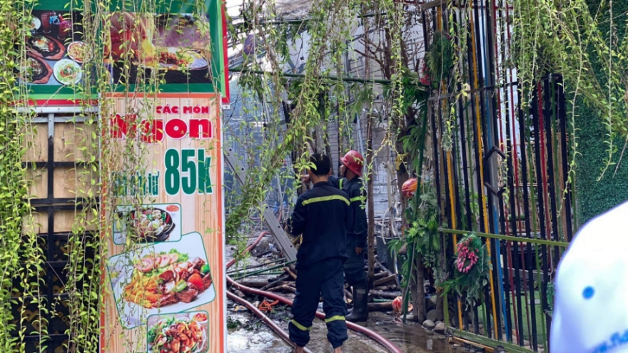 TPHCM: Quán cà phê bốc cháy ngùn ngụt, khách tháo chạy tán loạn