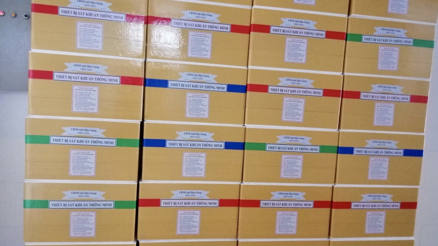 Phòng chống dịch Covid-19: Hậu Giang tặng 100 máy sát khuẩn cho Hà Nội