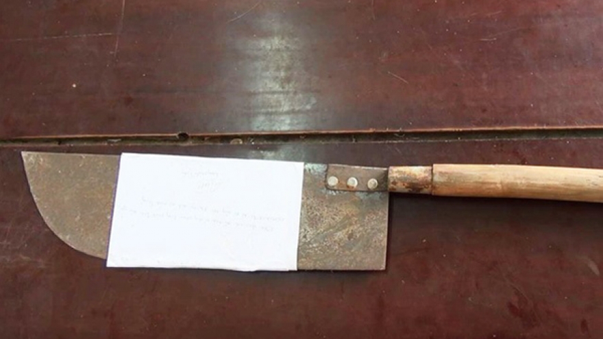 Bị nhắc nhở vì mở quán, cầm dao rượt đuổi tổ công tác phòng chống Covid-19