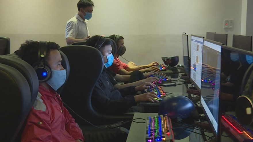 Chủ quán internet cho khách tụ tập chơi games giữa mùa dịch