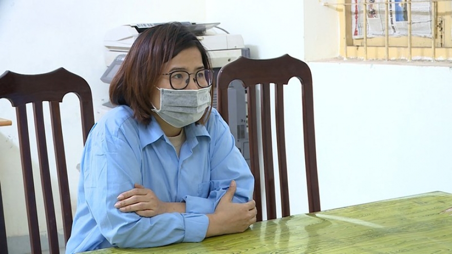 Tạm giữ 1 nhân viên bệnh viện bán hàng nghìn bộ quần áo phòng dịch giả