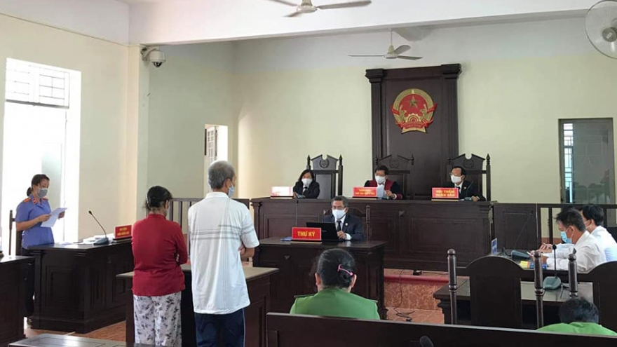 Hành hạ mẹ già, đôi vợ chồng ở Tiền Giang bị phạt hơn 5  năm tù giam