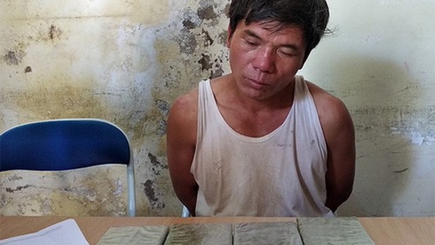Bắt đối tượng lợi dụng lễ kỷ niệm vận chuyển trái phép 4 bánh heroin