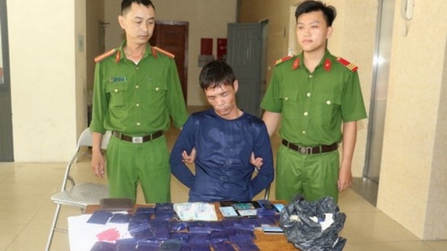 Thủ súng quân dụng ôm 6.700 viên hồng phiến trong khu chung cư