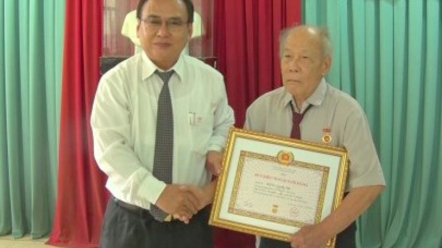 Tiền Giang trao tặng, truy tặng 354 Huy hiệu Đảng cho các đảng viên