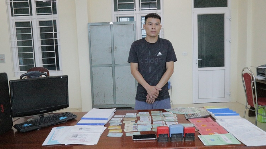 Bắt đối tượng cho vay lãi nặng núp bóng cửa hàng mua bán xe máy