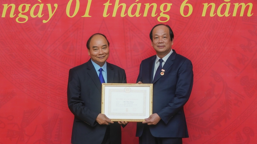 Thủ tướng dự lễ trao Huy hiệu Đảng của Văn phòng Chính phủ