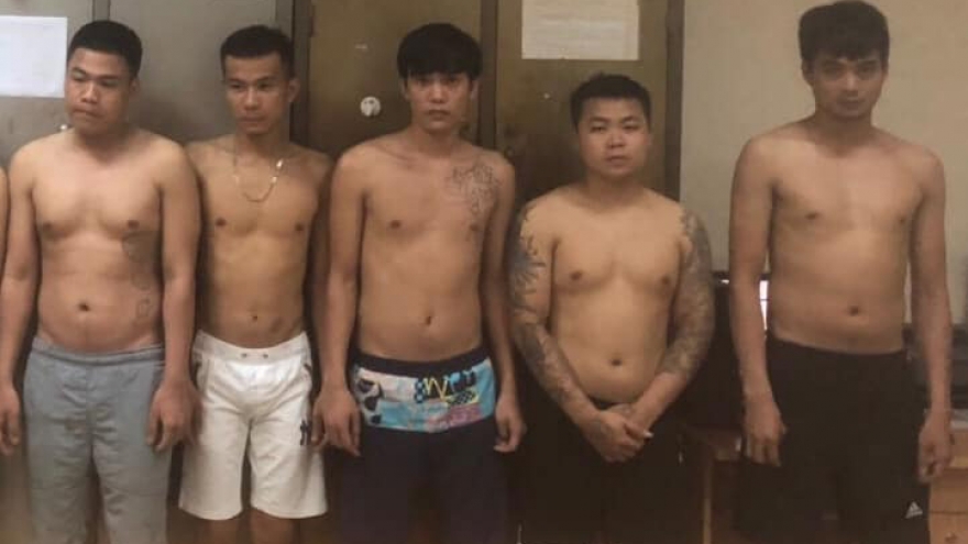 Hỗn chiến vì tranh giành địa bàn dán quảng cáo