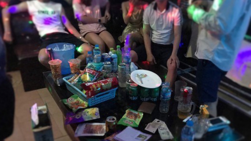 Hai chị em ruột cùng bạn mở tiệc ma túy trong khách sạn