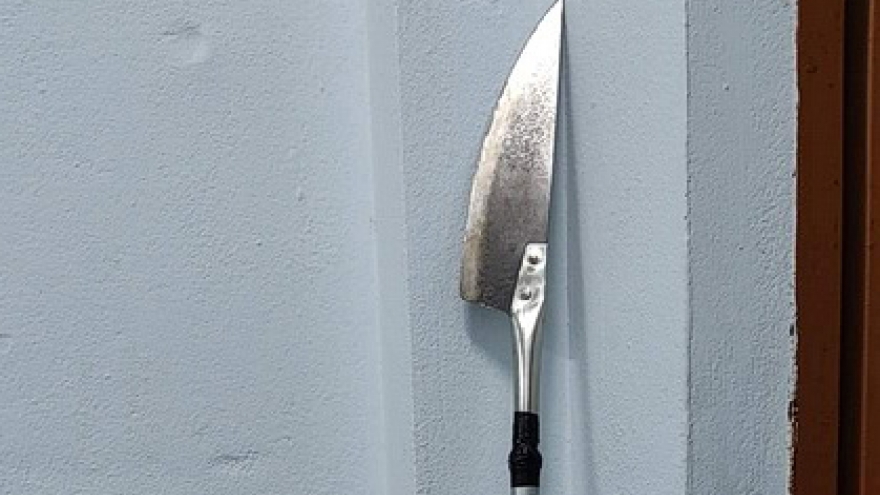 Mang dao phóng lợn đi “thanh toán” thì gặp công an