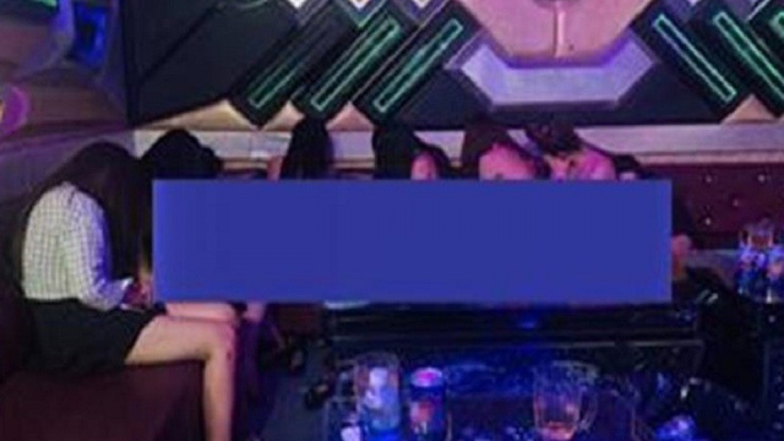 Nhiều nữ tiếp viên múa thoát y trong quán karaoke