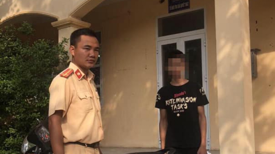 Khoe bốc đầu xe máy trên mạng, nam thanh niên bị phạt hơn 4 triệu đồng