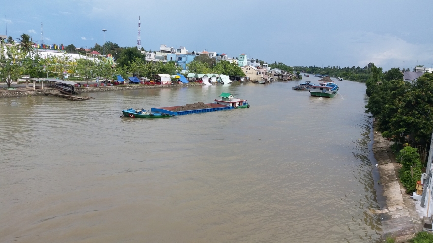 Khởi tố nhóm “cát tặc” cầm đầu hoạt động trên sông Hàm Luông, Cổ Chiên