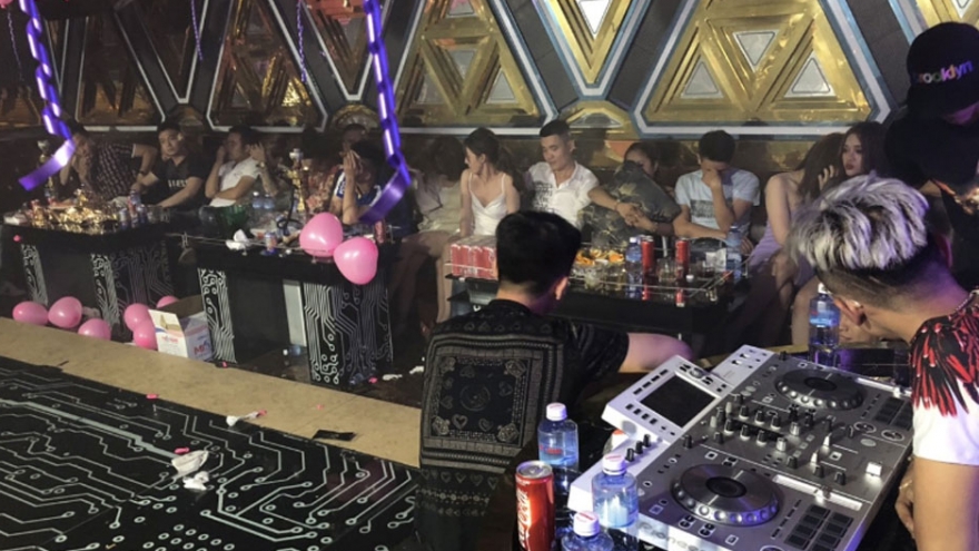 Kiểm tra 2 quán karaoke, phát hiện 87 người dương tính với ma tuý