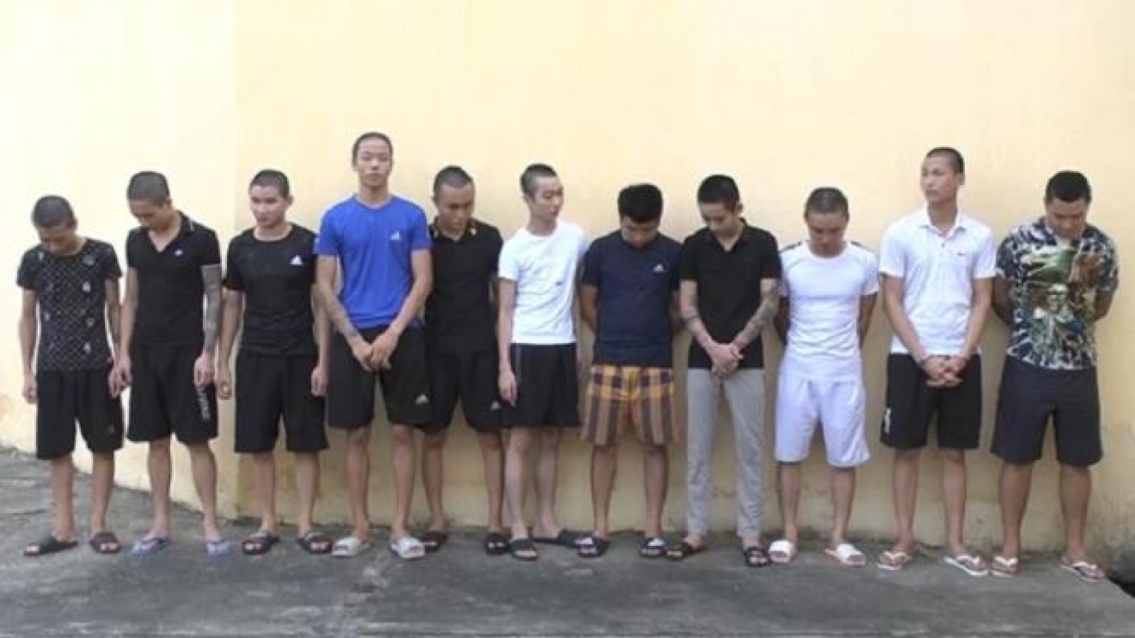 Bắt 11 kẻ dàn trận đâm chém, nổ súng gây náo loạn vùng quê