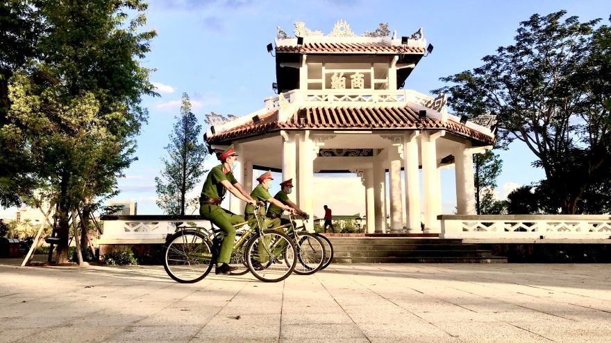 Những chiến sỹ công an đạp xe tuần tra ở Huế