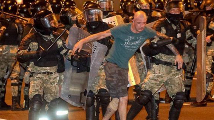 EU trừng phạt  - Biểu tình lan rộng: Tổng thống Belarus điện đàm với Putin