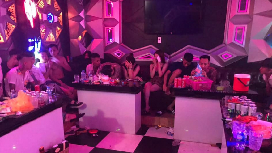 Đột kích quán karaoke bắt hàng chục đối tượng đang “bay lắc”