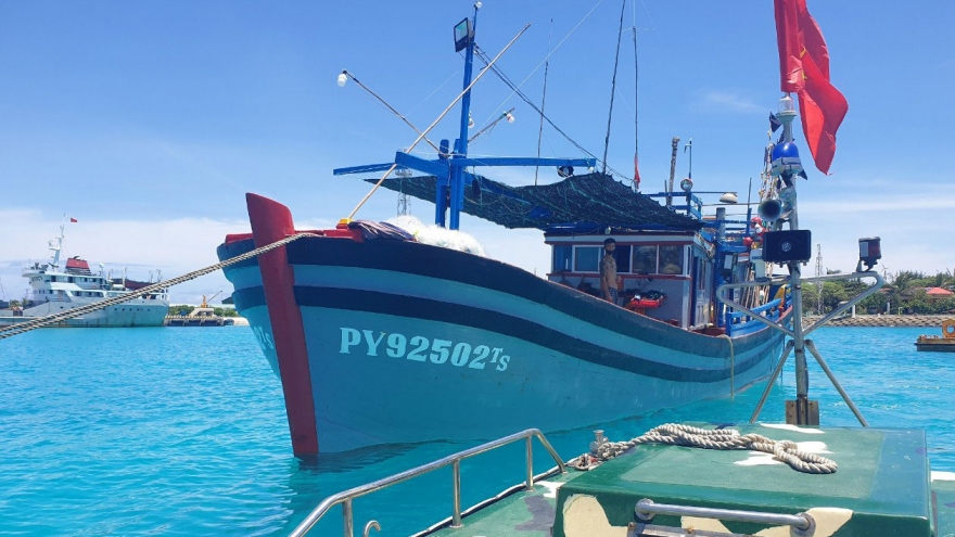 Bộ đội hải quân kịp thời sửa chữa tàu cá gặp nạn gần đảo Sinh Tồn