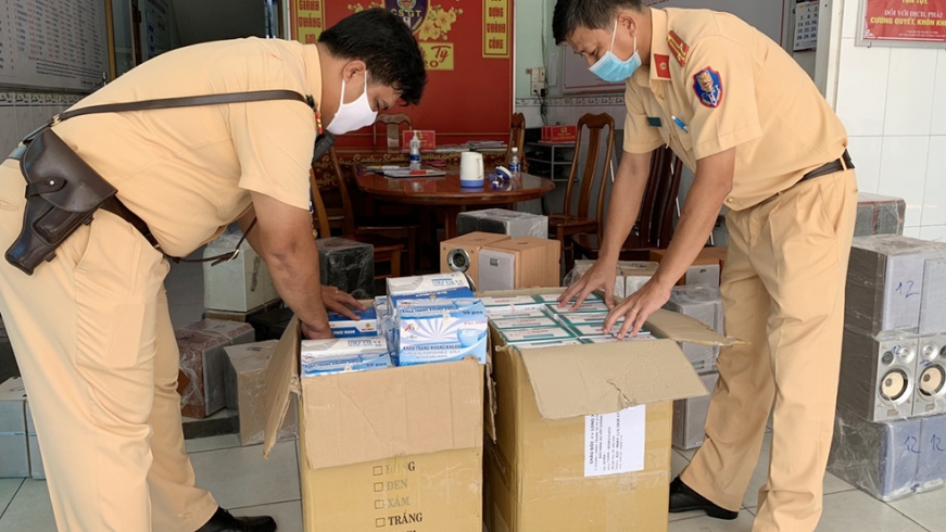 An Giang: Bắt giữ 5.000 chiếc khẩu trang y tế và nhiều  hàng hóa khác không hóa đơn