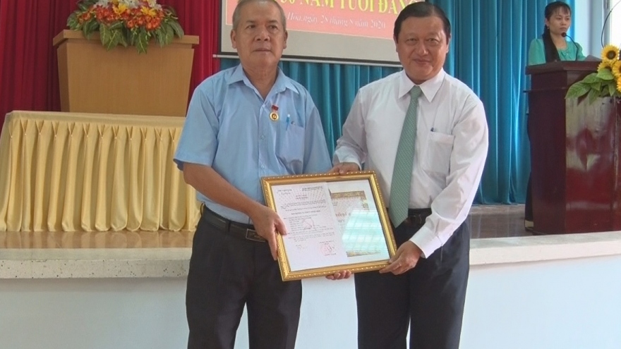 860 đảng viên ở Tiền Giang, Bến Tre được trao tặng Huy hiệu Đảng nhân dịp 2/9