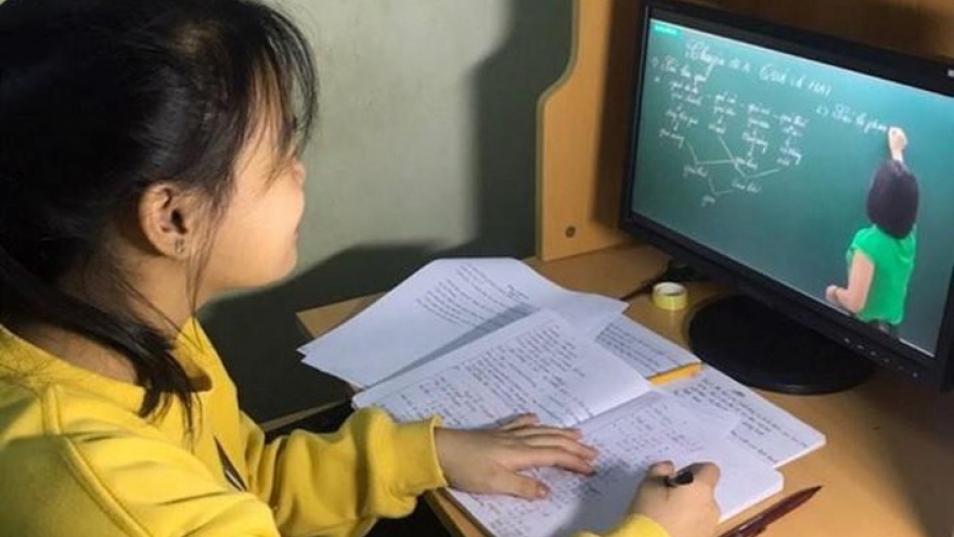 Dạy – học trực tuyến bậc tiểu học: Khó cho cả học sinh và phụ huynh