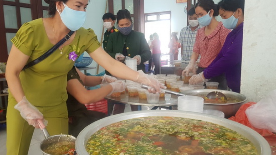 Ấm tình quê hương dành cho những người cách ly ở Quảng Nam