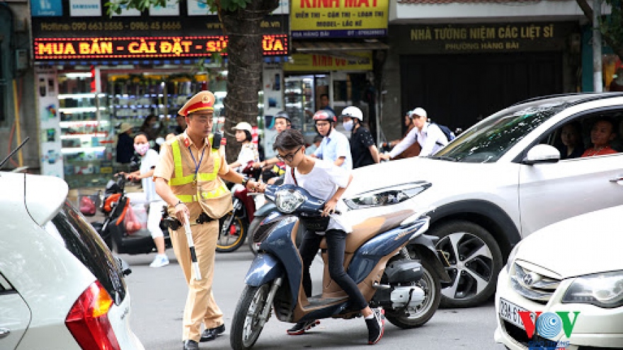 Học sinh đi xe máy khi chưa đủ tuổi, không có bằng lái rất nguy hiểm